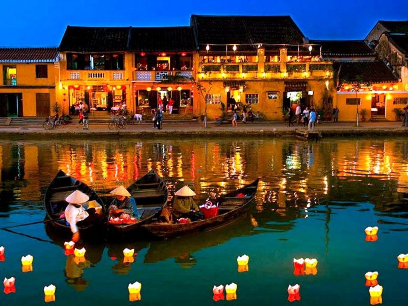 Thả đèn hoa đăng Hội An
